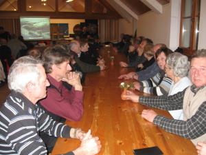 Člani društva so z zanimanjem prisluhnili Mihi Hrastelju